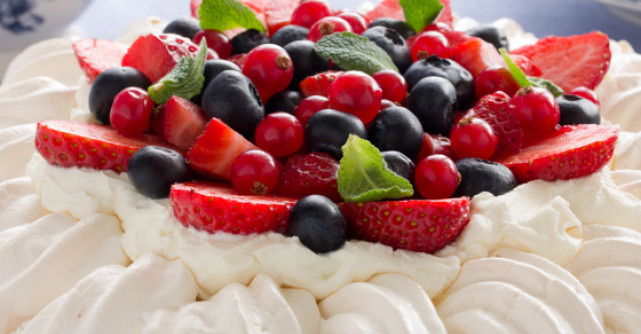 Cea mai buna bezea cu fructe, crema de vanilie, alune si caramel