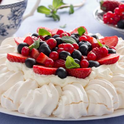 Cea mai buna bezea cu fructe, crema de vanilie, alune si caramel