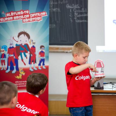 Programul Scolar Colgate formeaza generatii de Supereroi ai zambetelor sanatoase, din anul 1993