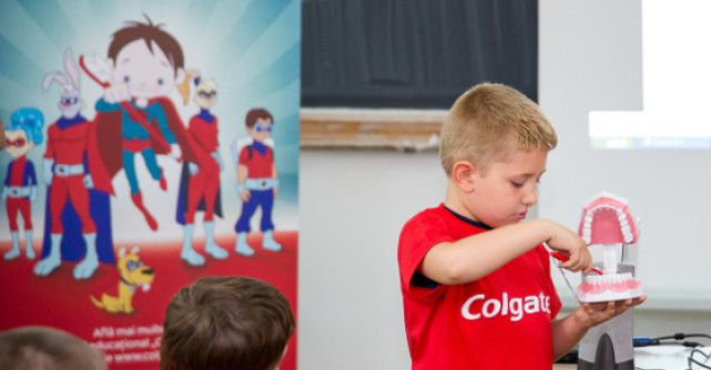 Programul Scolar Colgate formeaza generatii de Supereroi ai zambetelor sanatoase, din anul 1993