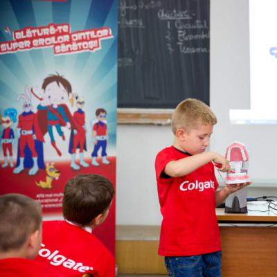 Programul Scolar Colgate formeaza generatii de Supereroi ai zambetelor sanatoase, din anul 1993