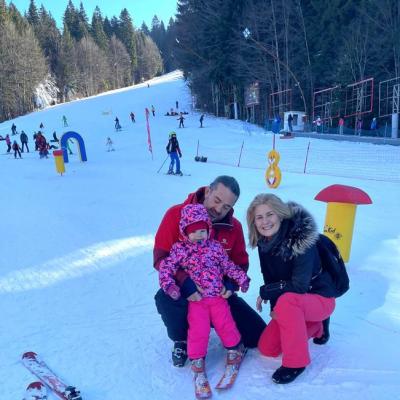 VIDEO Sara, fiica de 2 ani a Sandrei Stoicescu, a învățat să schieze