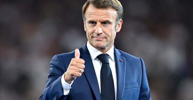 Apariția lui Emmanuel Macron a surprins internetul! Motivul pentru care a ales să poarte ochelari de soare 
