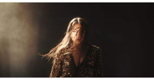 Nicole Cherry cântă despre Dragoste nebună sub clar de lună