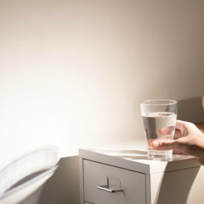 De ce să nu bei apa lăsată peste noapte 