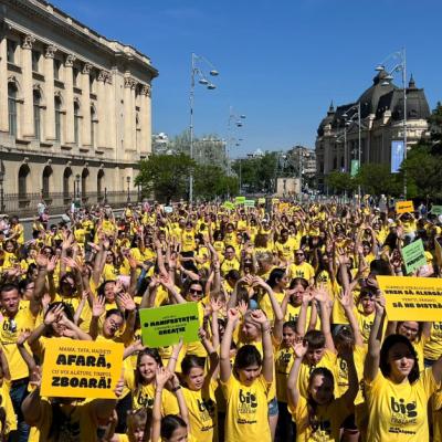 Big Little Festival anunțat printr-un flashmob-manifest: 800 de copii și părinți au dansat sincron