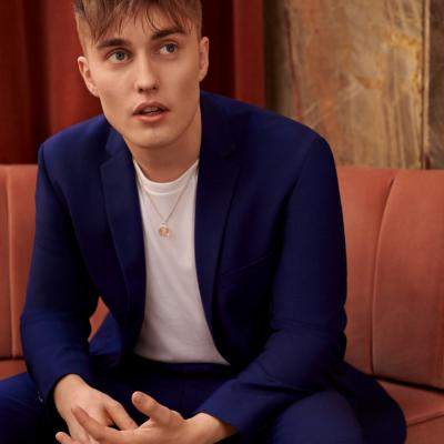 Sam Fender este TopMan Suit Your Self