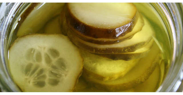 Nu arunca zeama de la castravetii murati. Uite ce poti face cu el!