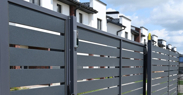 5 motive pentru care tabla de gard este mai practică decât lemnul