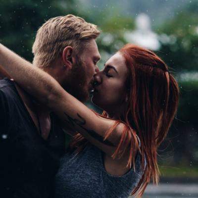 5 gesturi simple pe care le fac cuplurile puternice inainte de culcare