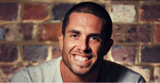 Supravietuitor al cancerului, dupa un juramant de tacere de 1 an de zile, James Aspey vine pentru prima oara in Romania