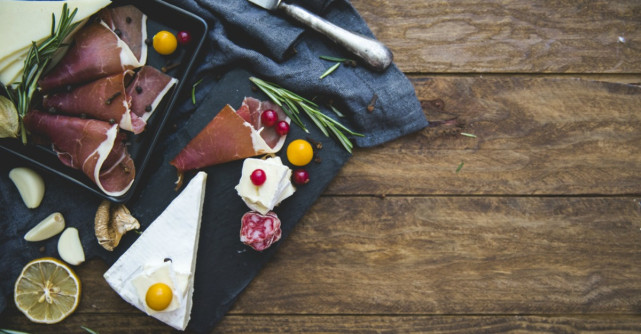 Esti la dieta, dar te incearca poftele? Afla ce alimente sanatoase poti consuma fara sa te afecteze