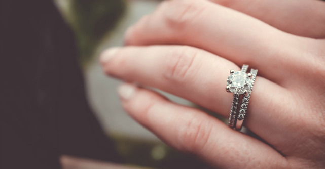 Tu pe ce deget porti inelul? Raspunsul spune TOTUL despre tine