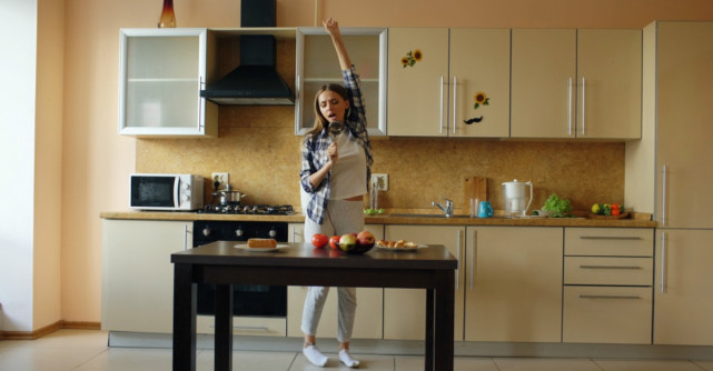 Cum să te distrezi când ești izolat acasă: 5 activități care te ajută să scapi de plictiseală