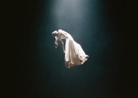 Ariana Grande lansează 'Eternal Sunshine Deluxe: Brighter Days Ahead', cu șase piese noi și un scurtmetraj emoționant