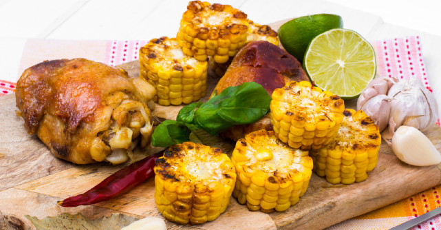 Pui Cajun cu porumb și salsa de avocado