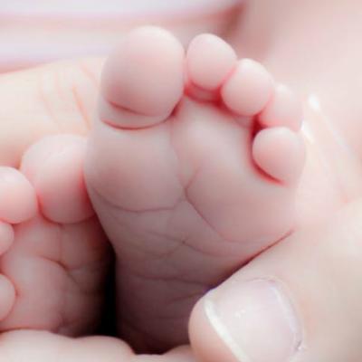 Tort de pampersi: cel mai inedit cadou la nasterea unui copil