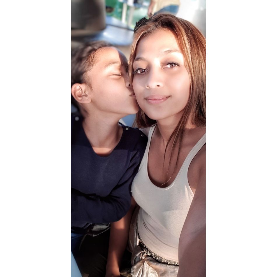 Cât de frumoasă este relația Bellei Santiago cu socrii ei! Părinții soțului artistei au învățat-o pe fiica sa limba română