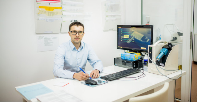 Punctele de grăsime de pe față – de ce apar și cum scăpăm de ele