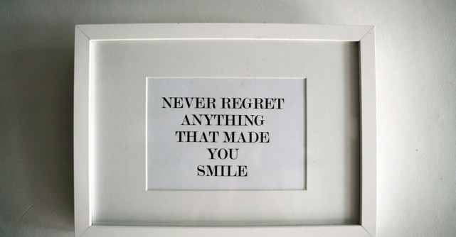 Trecătorii au scris pe această tablă cele mai mari regrete ale lor. Ghiciți care sunt?