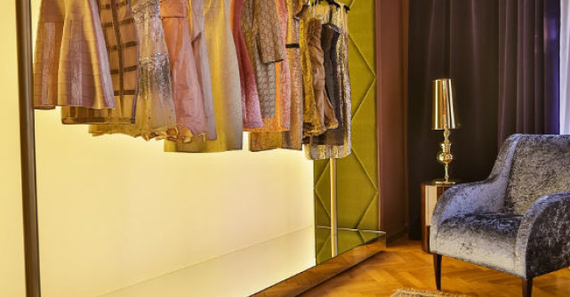 DRESSBOX le asigura femeilor cele mai elegante tinute, de la case renumite de moda, la cele mai accesibile costuri