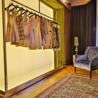 DRESSBOX le asigura femeilor cele mai elegante tinute, de la case renumite de moda, la cele mai accesibile costuri