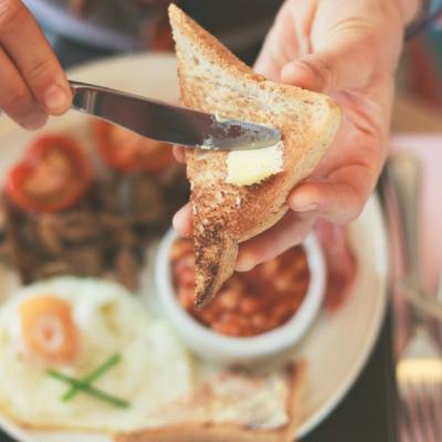 O viață sănătoasă începe cu micul dejun! Ce trebuie să mănânci pentru a avea energie toată ziua