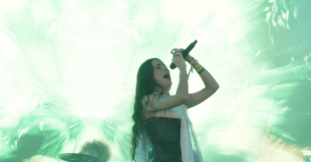 Dora Gaitanovici ne poartă în zborul dorului cu noua piesă 'Vara mea'