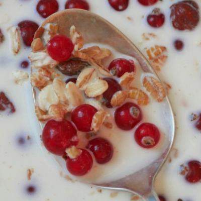 Micul dejun pentru toata saptamana: Budinca de ovaz cu prune, afine si coaja de lamaie