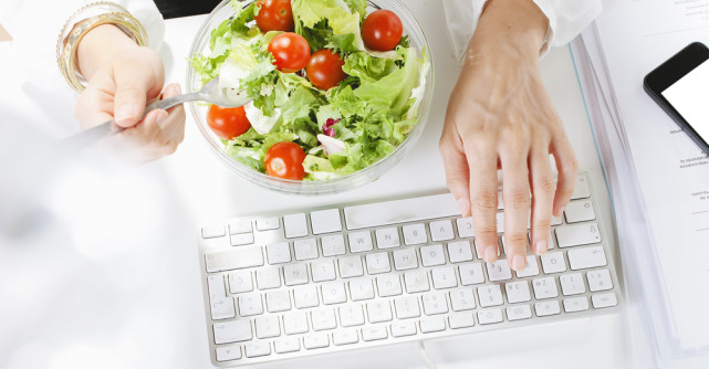 Cum să ne controlăm poftele alimentare: trei sfaturi pentru femei ocupate