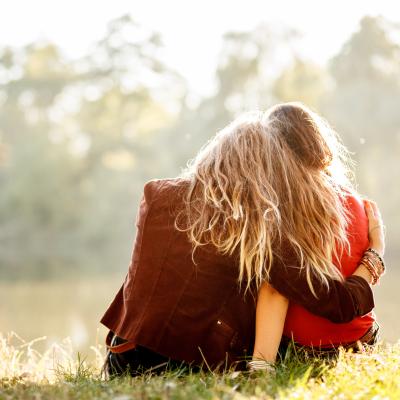 Proverbe despre prietenie: Dacă prietenul tău este miere, tu nu umbla să-l mănânci de tot