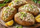 Cartofi copți umpluți cu ton, iaurt și ceapă verde: masa sățioasă și simplă care se pregătește din ingrediente obișnuite