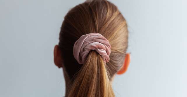 Un elastic de păr Balenciaga costă aproape cât salariul minim pe economie din România