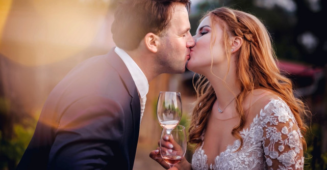 5 idei de cadouri de nuntă pentru iubitorii de vin