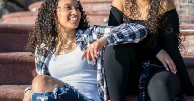 5 produse de îngrijire a părului care îmblânzesc cârlionții neascultători