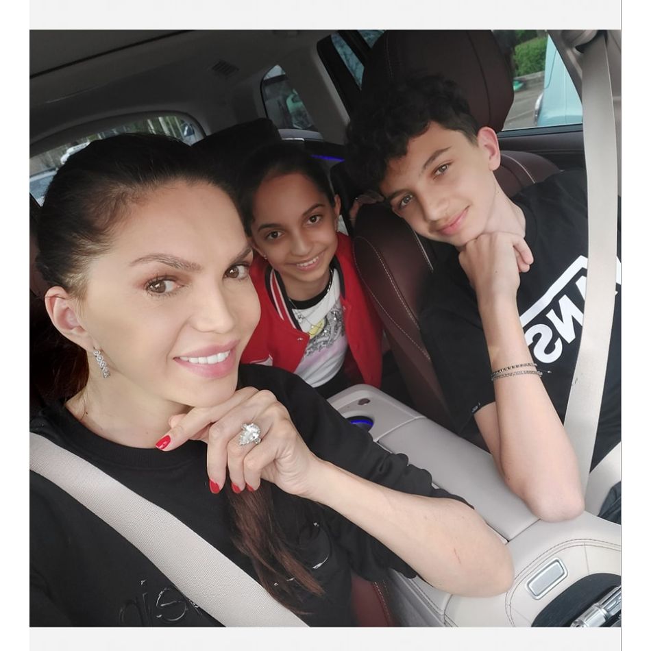 Cristina Spătar s-a căsătorit religios cu milionarul Vicențiu Mocanu. Cum a arătat rochia de mireasă de 10 kilograme?