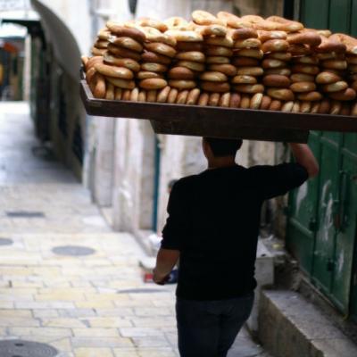 Tatal vindea covrigi pentru a isi intretine sotia si cei trei copii. Intr-o zi s-a intamplat asta