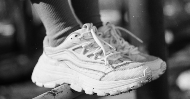 Top 5 ținute moderne, la care să porți adidași albi