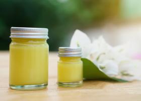 Vaselina - Beneficii, utilizări și tipuri pentru îngrijirea pielii