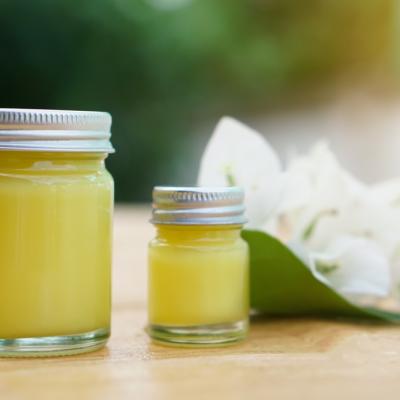 Vaselina - Beneficii, utilizări și tipuri pentru îngrijirea pielii