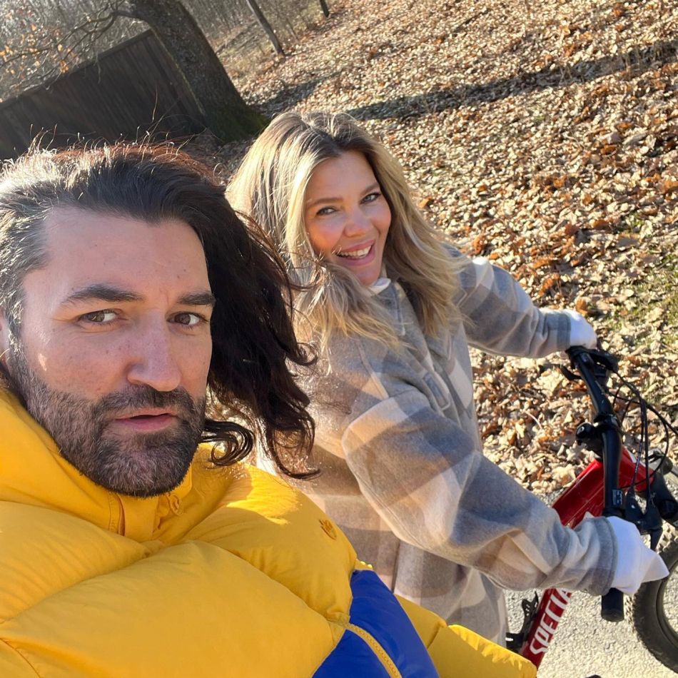 Smiley a plecat pe nepusă masă din vacanța cu Gina! Artistul le-a lăsat singure pe soția și fiica sa 