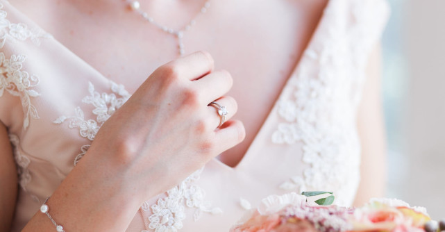 Cum să asortezi bijuteriile din argint cu rochia de mireasă 