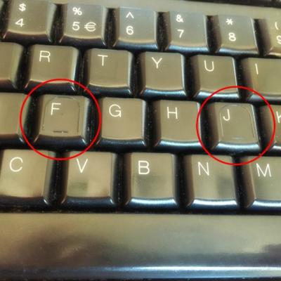 Motivul pentru care literele F si J de pe tastatura au mici denivelari?