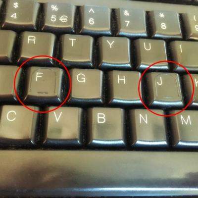 Motivul pentru care literele F si J de pe tastatura au mici denivelari?