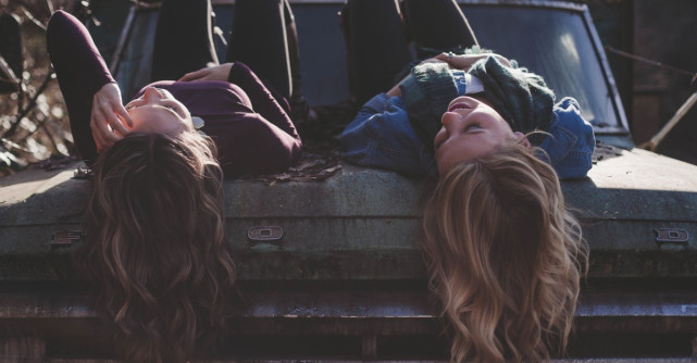 Cât de des ar trebui să-ți tunzi vârfurile, în funcție de tipul tău de păr