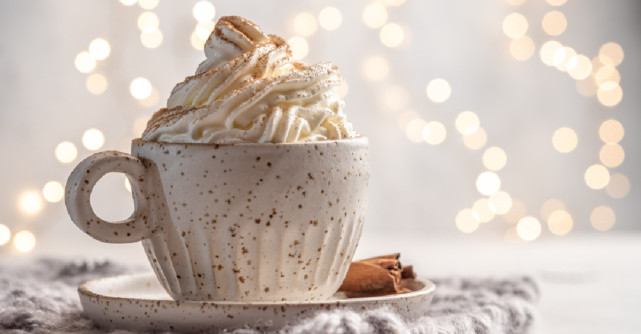 3 retete de bauturi festive si calde pe baza de cafea, vegane si fara zahar