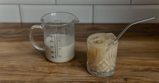 5 băuturi răcoritoare pe bază de cafea pentru această vară caniculară pe care le poți face acasă în mai puțin de 4 pași