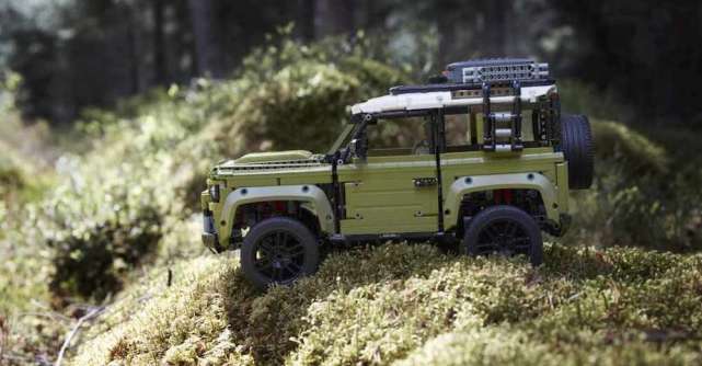 Land Rover anunta parteneriatele cu Musto si Lego