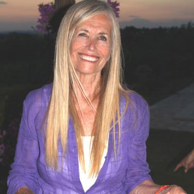 Mimi Kirk vine in Romania! 