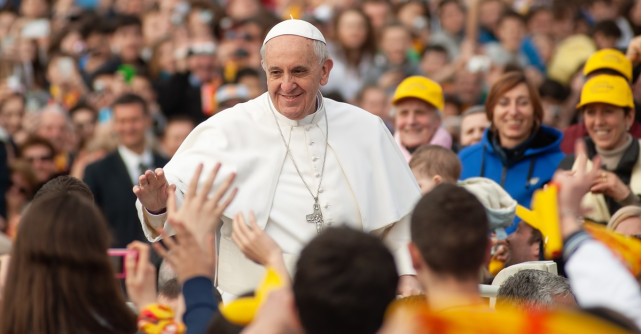 Un copil l-a întrebat pe Papa Francisc dacă tatăl său ateu este în Rai. Răspunsul a emoționat o lume întreagă.